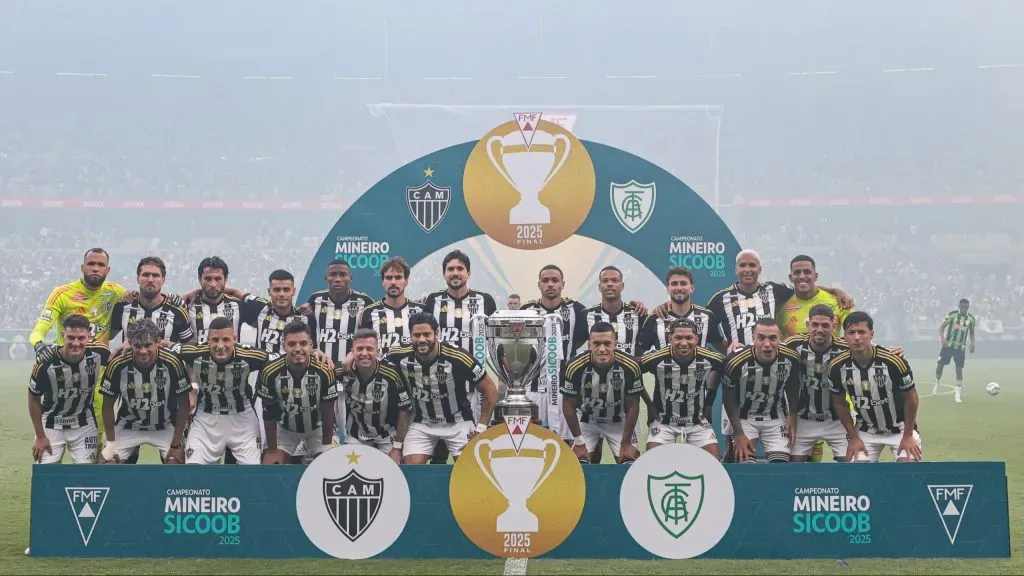 Elenco do Galão levantando o troféu. Foto: Gilson Lobo/AGIF