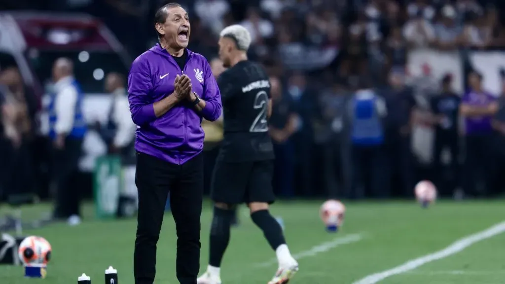 Ramón Díaz gesticulando. Foto: Marcello Zambrana/AGIF