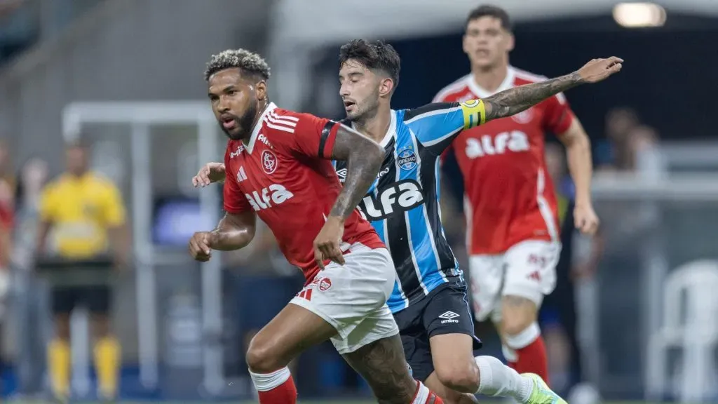 Villasanti jogador do Grêmio disputa lance com Wesley jogador do Internacional durante partida no estádio Arena do Grêmio pelo campeonato Gaúcho 2025. Foto: Liamara Polli/AGIF