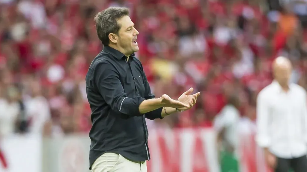 Técnico Argel Fuchs durante sua passagem pelo Internacional. Foto: Jeferson Guareze/AGIF.