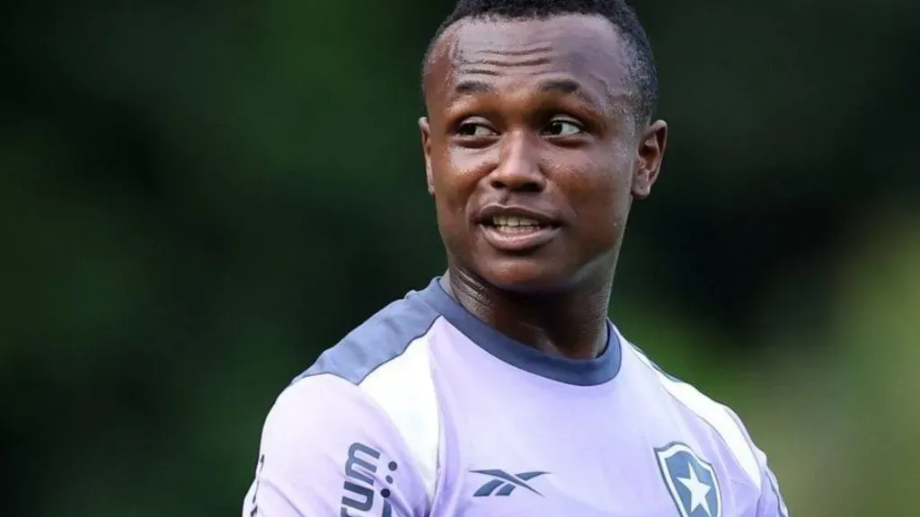 Nathan Fernandes durante atividade no Botafogo – Foto: Vitor Silva/Botafogo