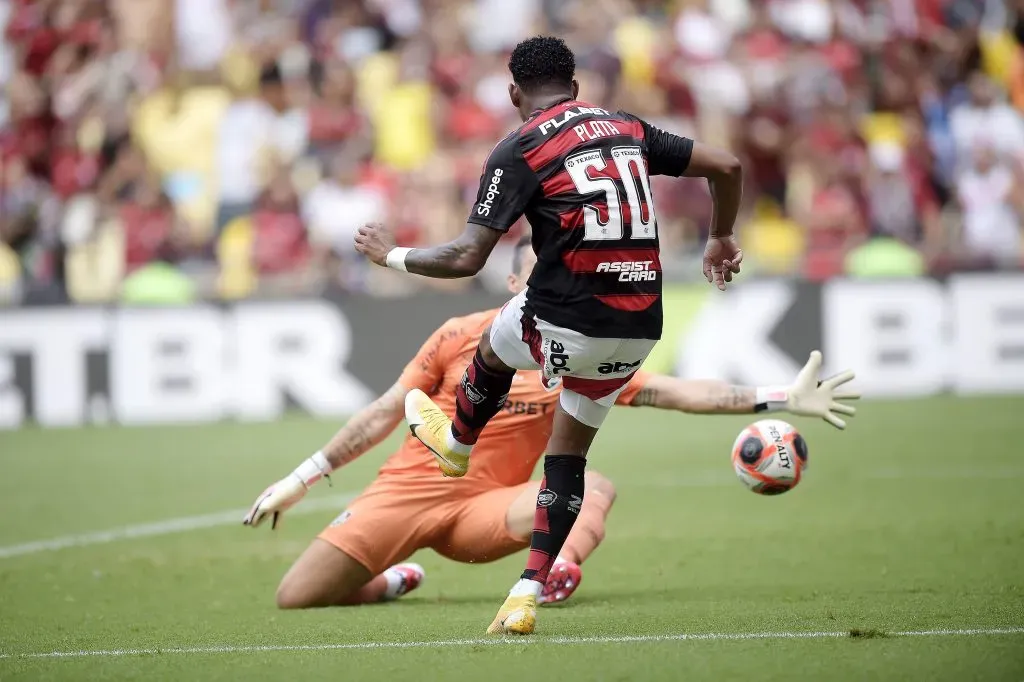 RJ – RIO DE JANEIRO – 16/03/2025 – CARIOCA 2025, FLAMENGO X FLUMINENSE – Plata jogador do Flamengo disputa lance com Fabio jogador do Fluminense durante partida no estadio Maracana pelo campeonato Carioca 2025. Foto: Alexandre Loureiro/AGIF