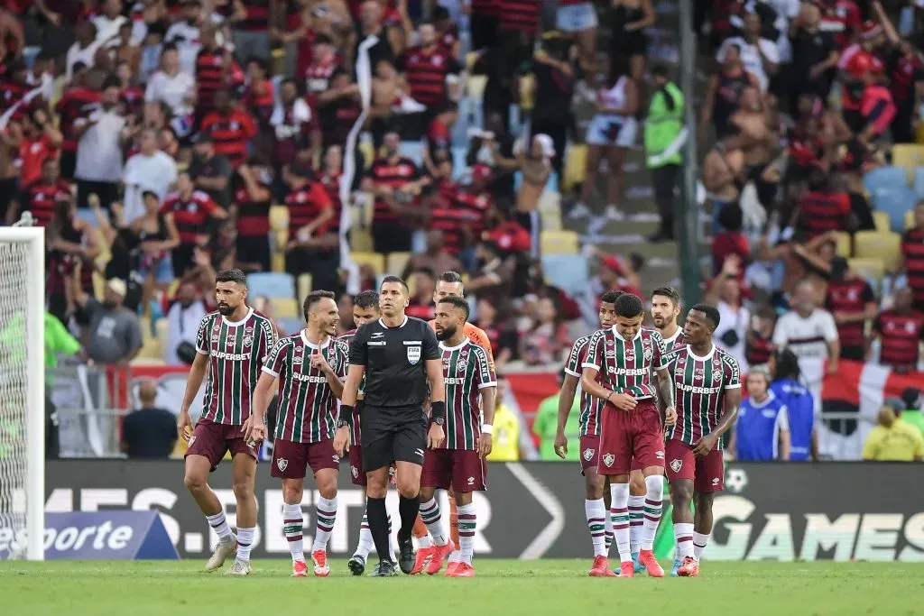 Jogadores do Fluminense reclamam com a arbitragem após o clássico. Foto: Thiago Ribeiro/AGIF
