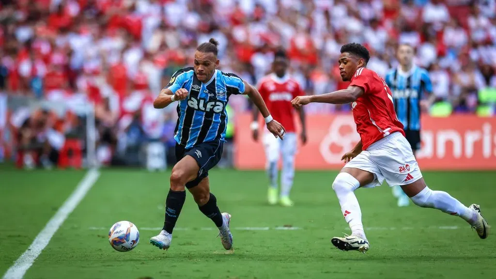 Disputa entre jogadores de Grêmio e Inter na final do Gauchão. Foto: Lucas Uebel/Grêmio.