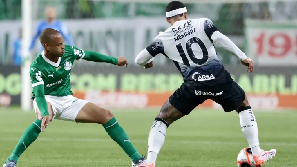 Mayke jogador do Palmeiras disputa lance com Memphis Depay jogador do Corinthians durante partida no estádio Arena Allianz Parque pelo campeonato Paulista 2025. Foto: Marcello Zambrana/AGIF