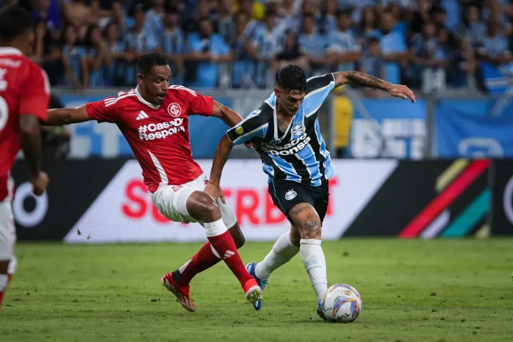 Pavon jogador do Gremio disputa lance com Fernando jogador do Internacional – Foto: Maxi Franzoi/AGIF