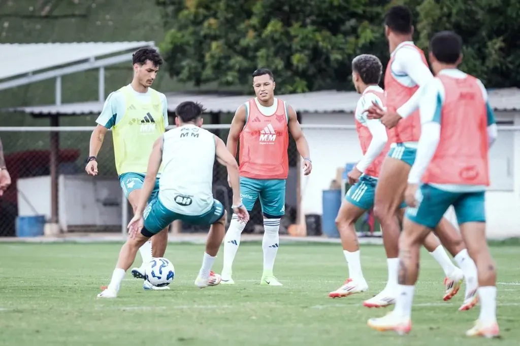 Dinenno volta a treinar com os companheiros