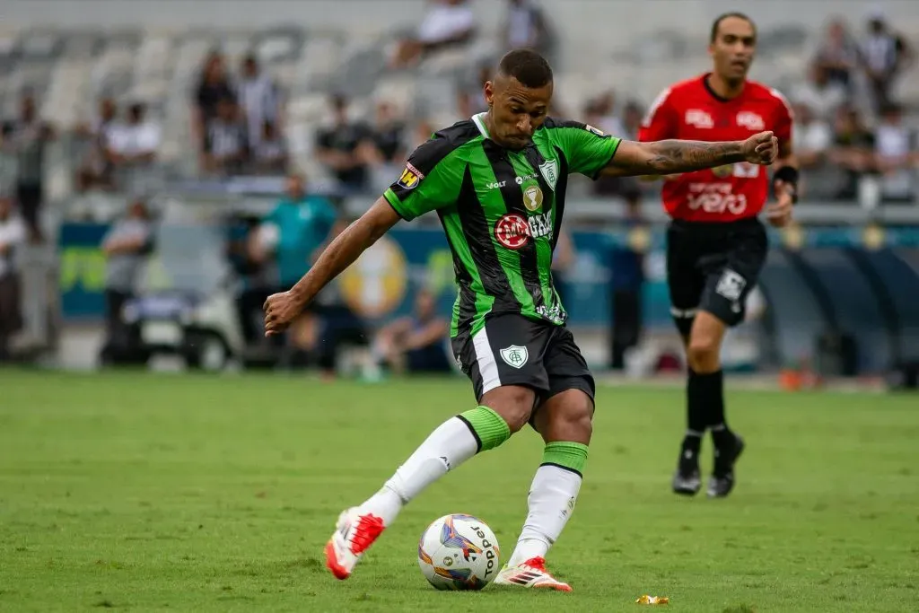 Fabinho, do América-MG, é um dos jogadores mais valorizados após os Estaduais e interessa ao Grêmio – Foto: Fernando Moreno/AGIF