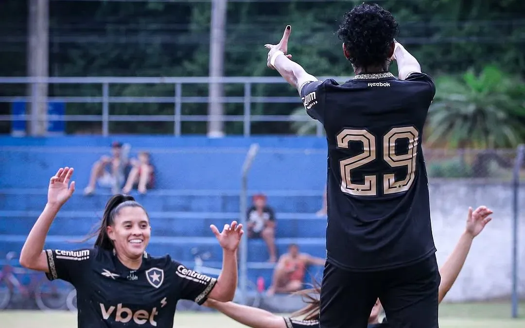 Jullia, comemora com as companheiras de equipe o seu terceiro gol pelo Botafogo na temporada 2025. Foto: Henrique Lima/ BFR