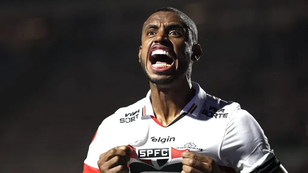 André Silva, jogador do São Paulo, comemora seu gol durante partida contra o Portuguesa no estadio Pacaembu pelo campeonato Paulista 2025. Foto: Marcello Zambrana/AGIF