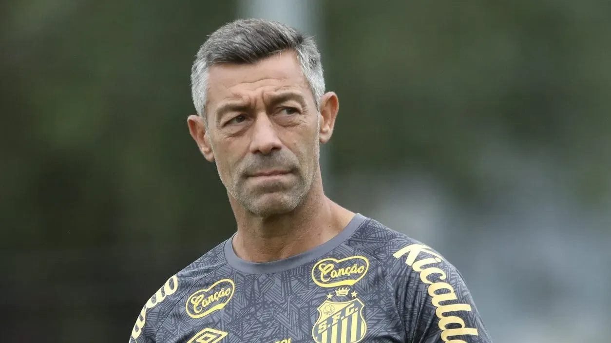 SPedro Caixinha tecnico do Santos durante treino no Centro de Treinamento CT Rei Pele – Foto: Reinaldo Campos/AGIF