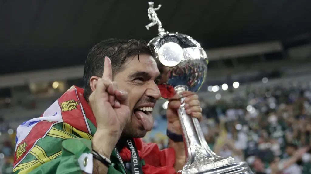 Abel Ferreira comemorando com troféu da Copa Libertadores. (Photo by Ricardo Moraes – Pool/Getty Images)