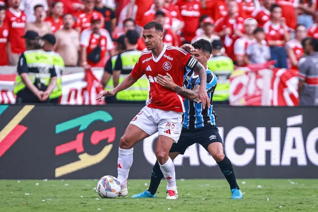 Alan Patrick jogador do Internacional disputa lance com Dodi jogador do Gremio – Foto: Maxi Franzoi/AGIF
