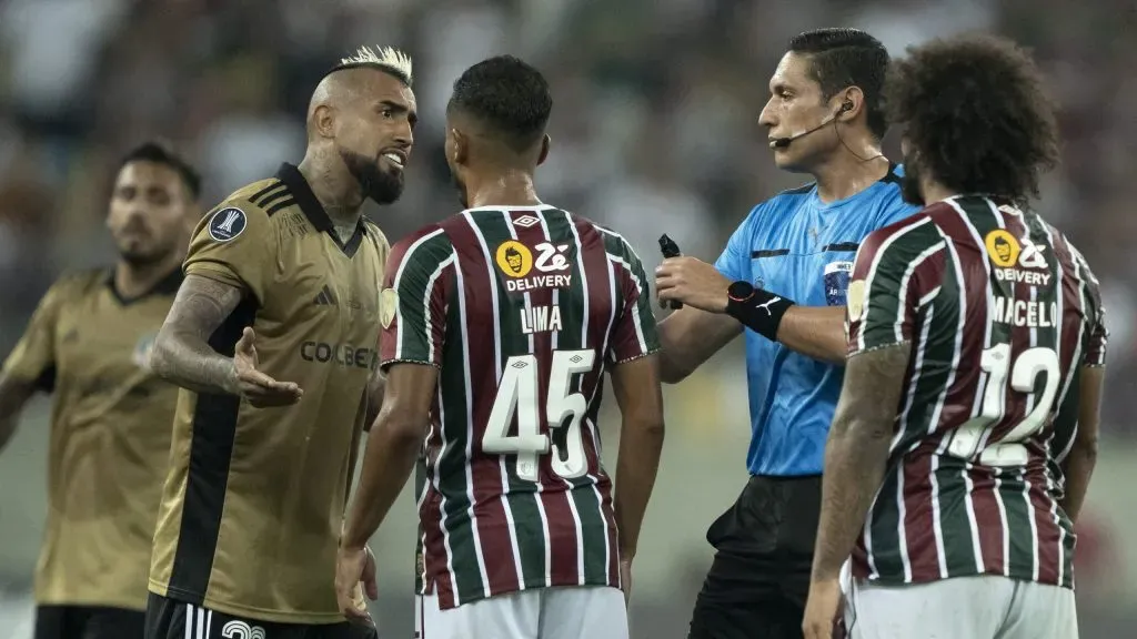 Marcelo, ex-Fluminense, discute com Vidal, do Colo-Colo-CHI, durante partida válida pela CONMEBOL Libertadores de 2024. Foto: Jorge Rodrigues/AGIF.
