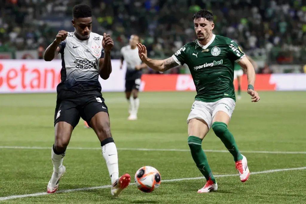 SP – SAO PAULO – 16/03/2025 – PAULISTA 2025, PALMEIRAS X CORINTHIANS – Joaquin Piquerez jogador do Palmeiras disputa lance com Felix Torres jogador do Corinthians durante partida no estadio Arena Allianz Parque pelo campeonato Paulista 2025. Foto: Marcello Zambrana/AGIF