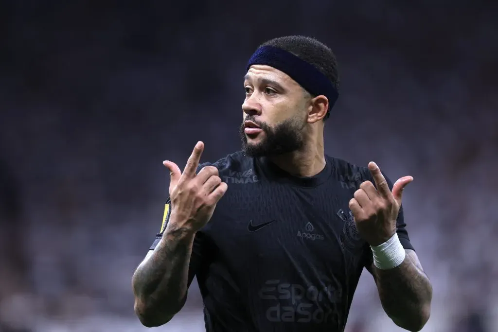 Memphis Depay em campo pelo Timão – Foto: Marcello Zambrana/AGIF
