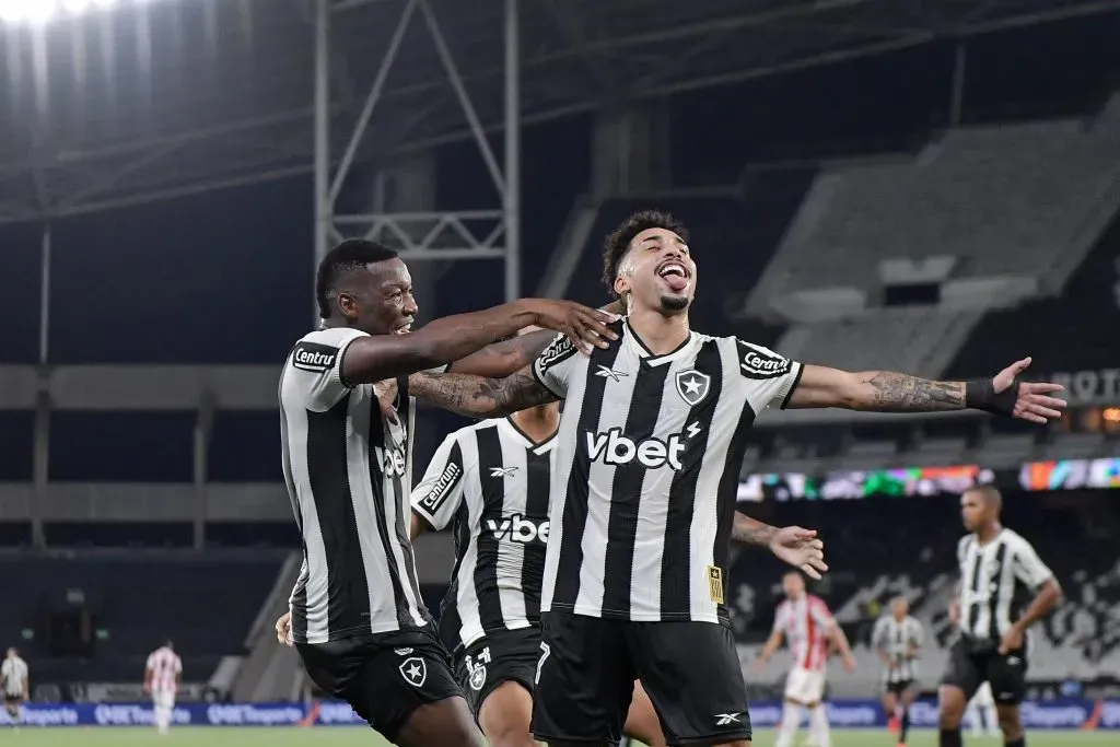 RJ – RIO DE JANEIRO – 26/01/2025 – CARIOCA 2025, BOTAFOGO X BANGU – Kaue jogador do Botafogo comemora seu gol com Patrick de Paula jogador da sua equipe durante partida contra o Bangu no estadio Engenhao pelo campeonato Carioca 2025. Foto: Thiago Ribeiro/AGIF
