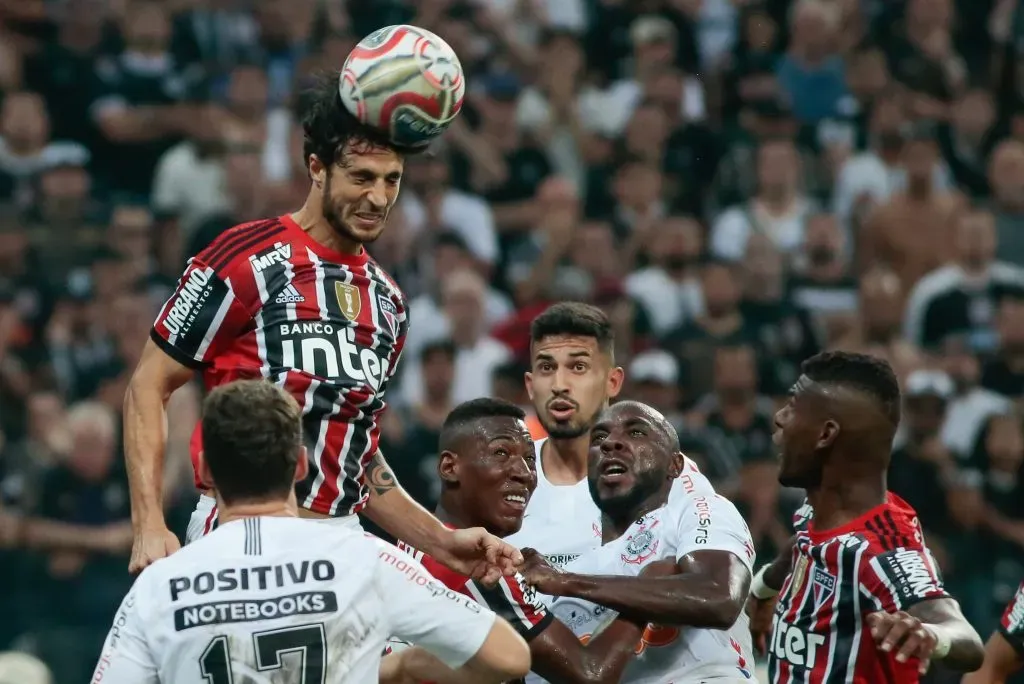 Manoel jogador do Corinthians disputa lance com Hudson jogador do São Paulo – Foto: Marcello Zambrana/AGIF