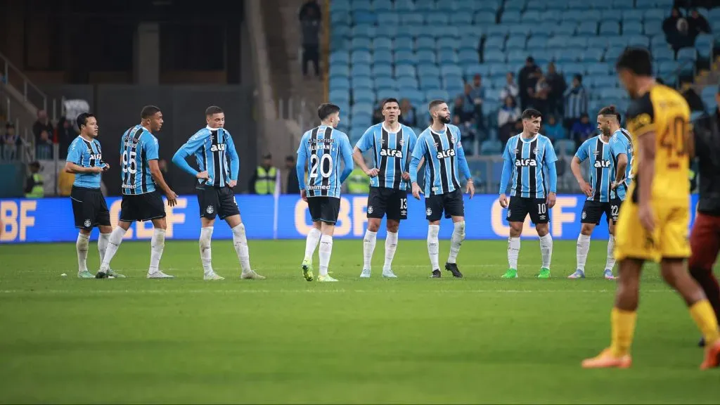 Jogadores do Gremio lamentam derrota ao final da partida contra o Sport no estadio Arena do Gremio pelo campeonato Brasileiro A 2025. Foto: Maxi Franzoi/AGIF