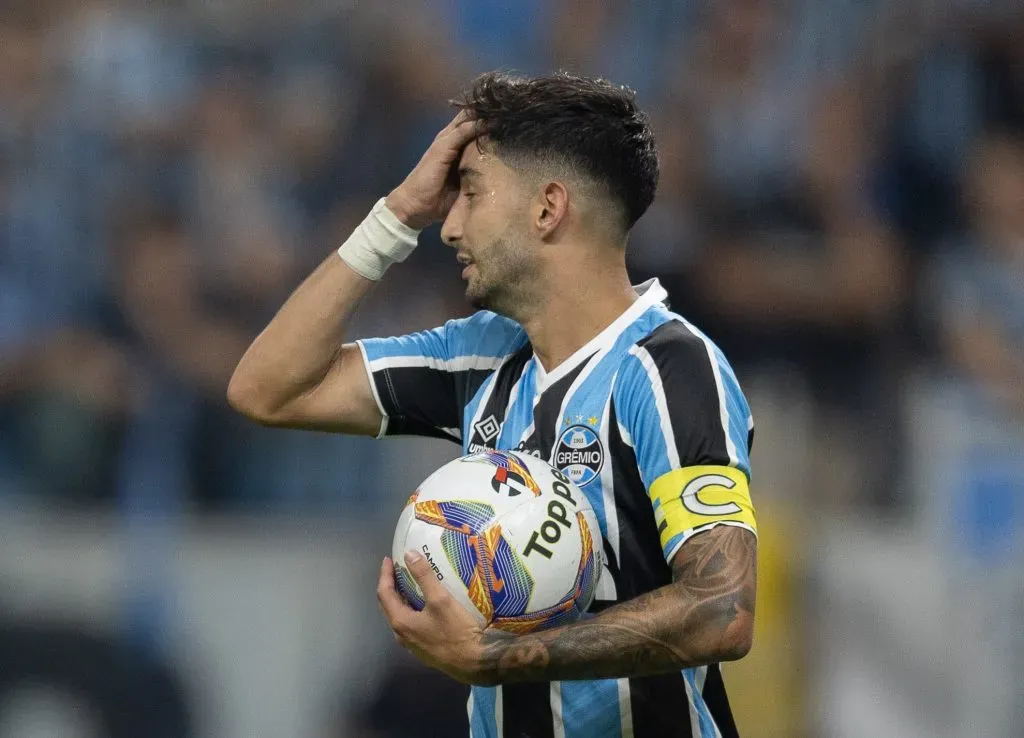 Villasanti jogador do Grêmio lamenta durante partida contra o Internacional no estádio Arena do Grêmio pelo campeonato Gaúcho 2025. Foto: Liamara Polli/AGIF