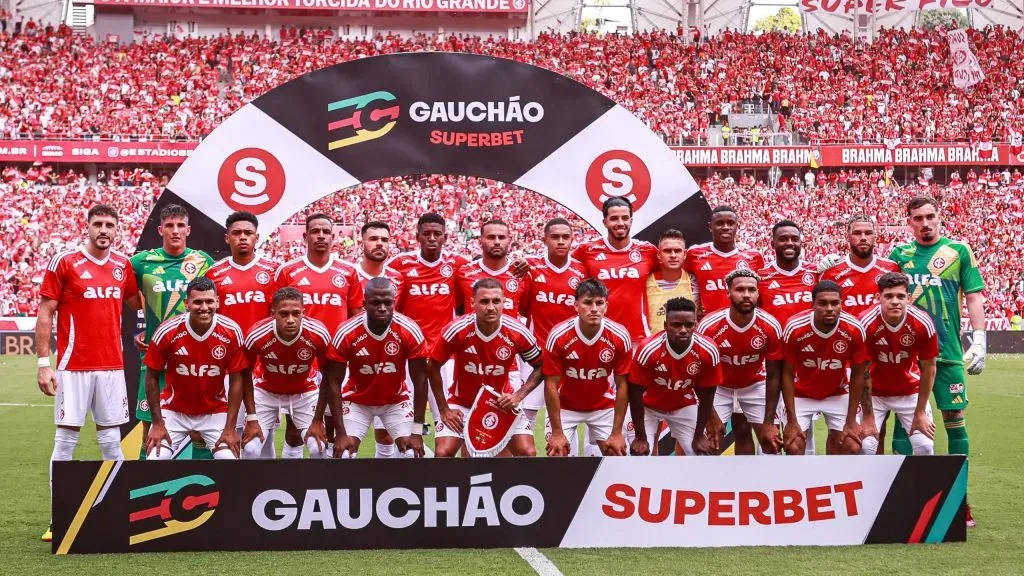 Jogadores do Internacional posam para foto antes na partida contra Grêmio no estádio Beira-Rio pelo campeonato Gaúcho 2025. Foto: Maxi Franzoi/AGIF