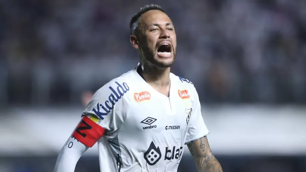 Neymar Jr. jogador do Santos durante partida contra o Agua Santa no estadio Vila Belmiro pelo campeonato Paulista 2025. Foto: Reinaldo Campos/AGIF