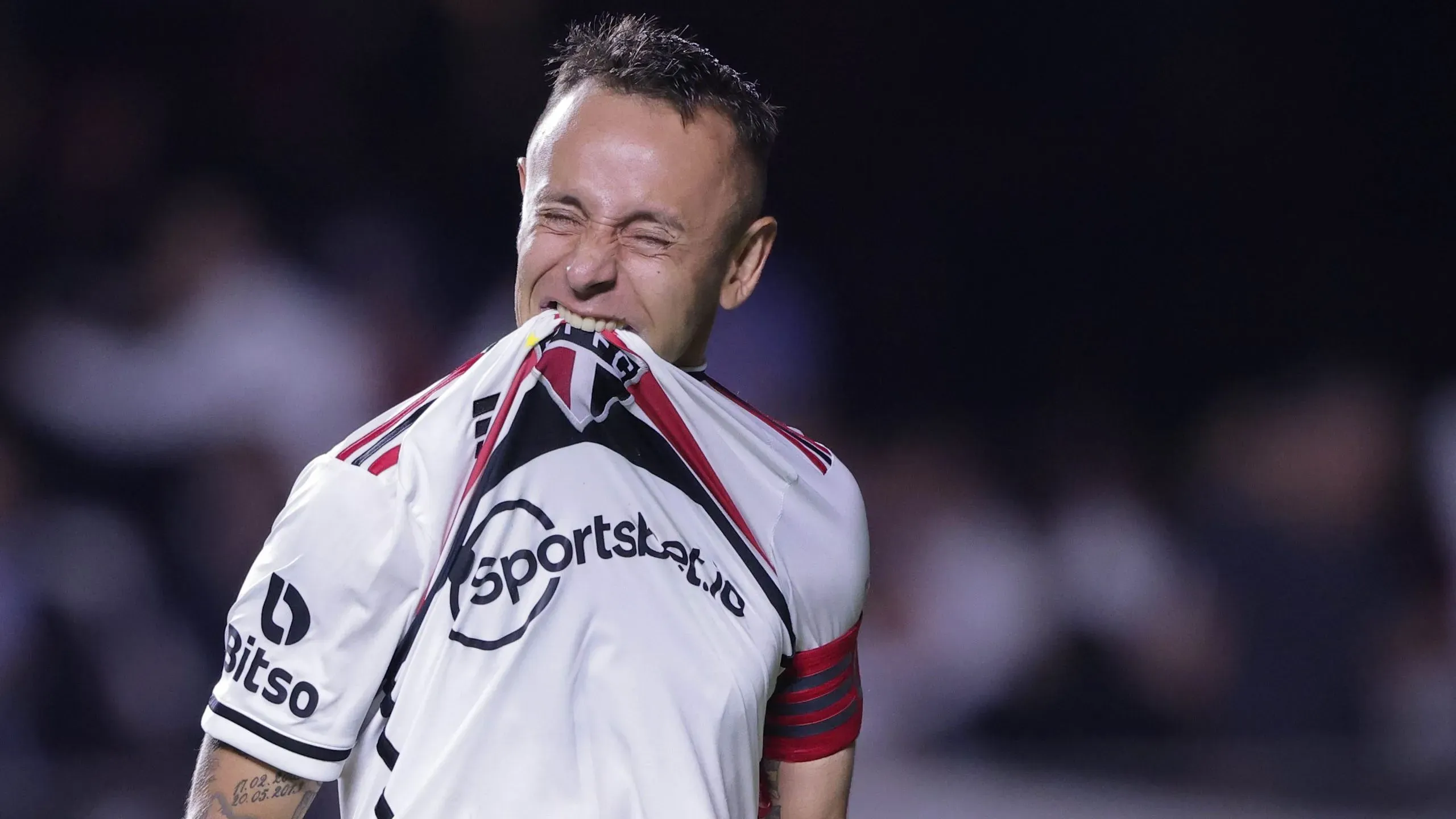 Rafinha, ex-jogador do São Paulo, comemorando gol marcado de penalti em decisao durante partida contra o Sport no estadio Morumbi pelo campeonato Copa do Brasil 2023. Foto: Ettore Chiereguini/AGIF