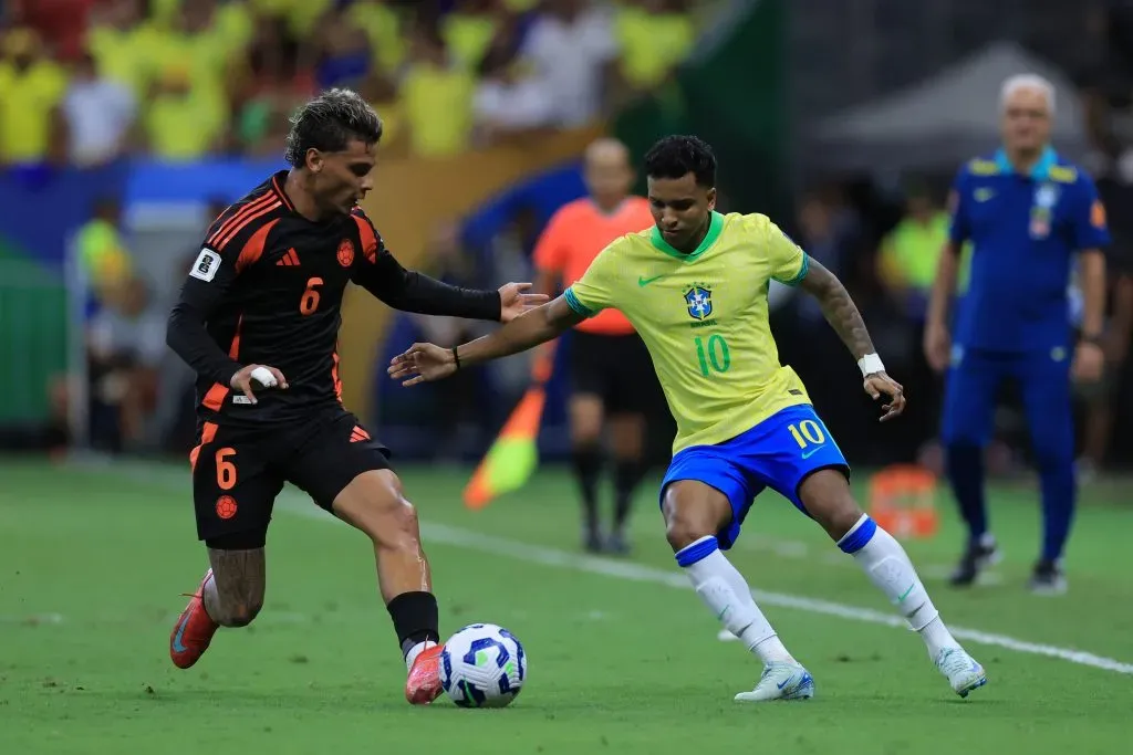 Ríos disputando lance com Rodrigo. Foto: Buda Mendes/Getty Images