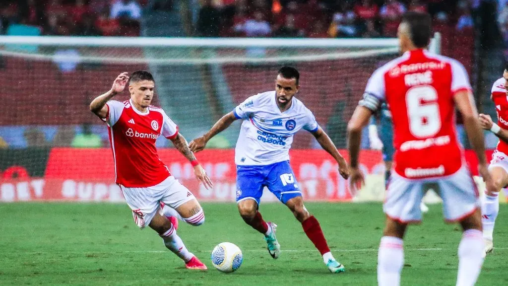 Jogadores de Internacional e Bahia disputam a bola em partida válida pelo Brasileirão de 2024. Foto: Giancarlo Santorum/AGIF.