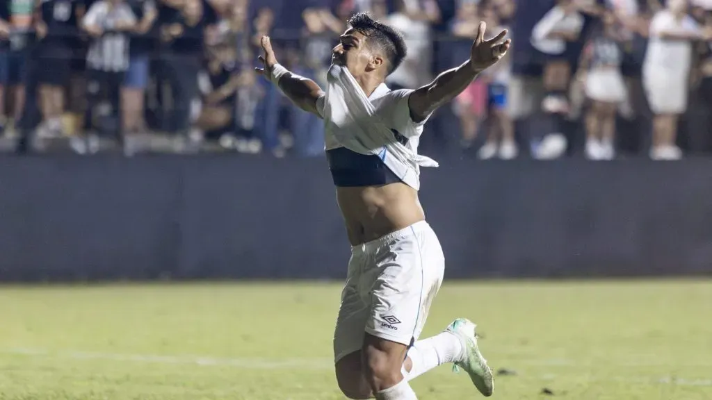 Arezo, jogador do Grêmio, comemora seu gol durante partida contra o Athletic, pela Copa do Brasil. Foto: Lucas Gabriel Cardoso/AGIF.
