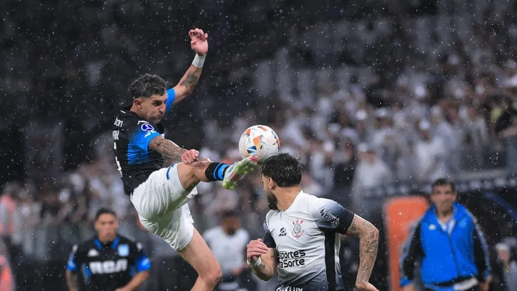 Foto: Ettore Chiereguini/AGIF – Gastón M. durante jogo contra o Corinthians na Sul-Americana.
