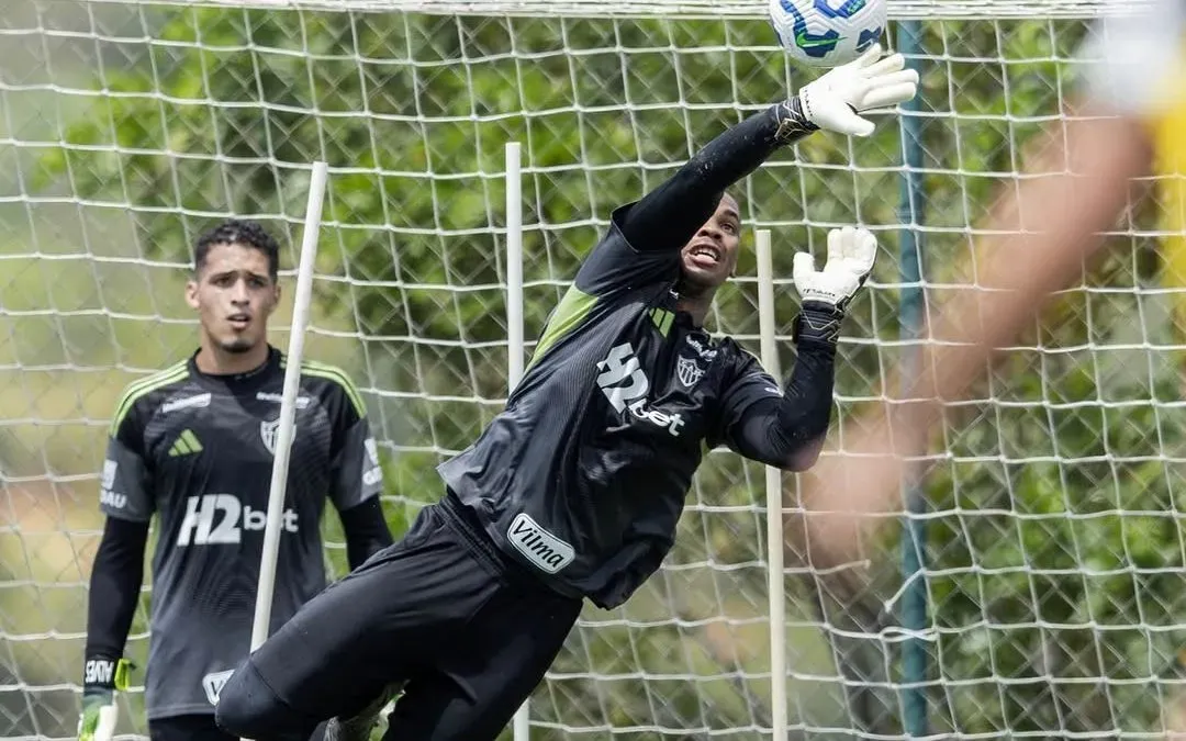 Robert, durante preparação de goleiros no CT do Atlético Mineiro nesta semana com foco na estreia pelo Campeonato Brasileiro. Foto: Pedro Souza/Galo