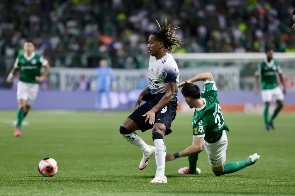 Flaco Lopez jogador do Palmeiras disputa lance com Carrillo jogador do Corinthians – Foto: Marcello Zambrana/AGIF