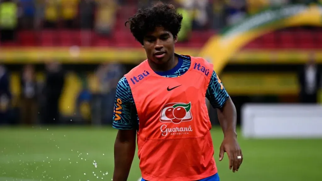 Endrick será opção no banco contra a Argentina - Foto: Mateus Bonomi/AGIF.