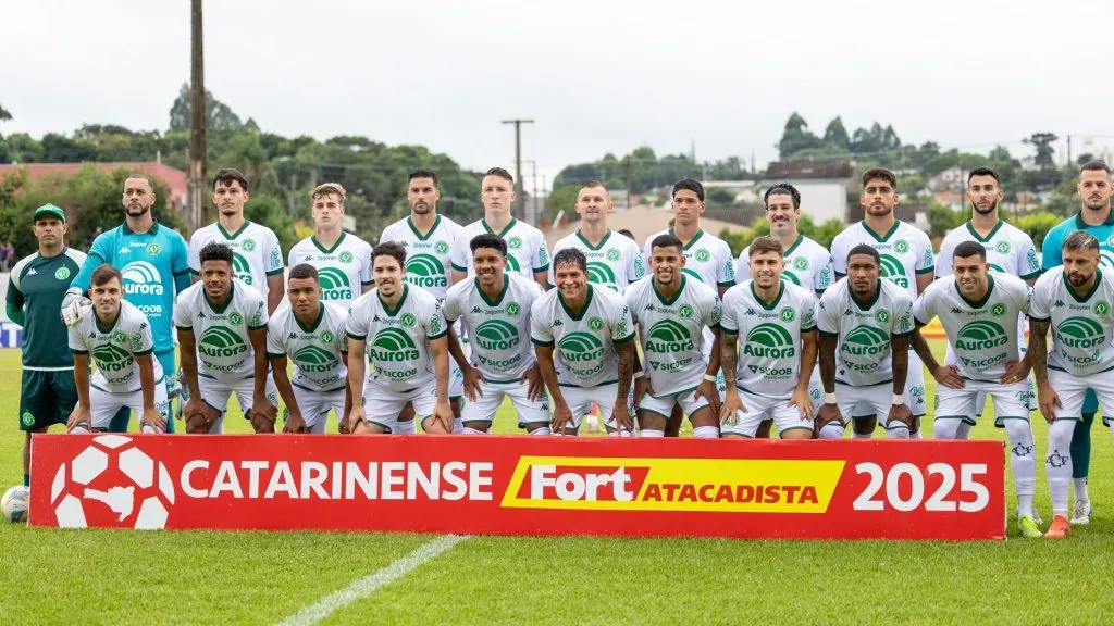 Jogadores do Chapecoense posam para foto antes na partida contra Joinville no estádio Josué Annoni pelo campeonato Catarinense 2025. Foto: Liamara Polli/AGIF