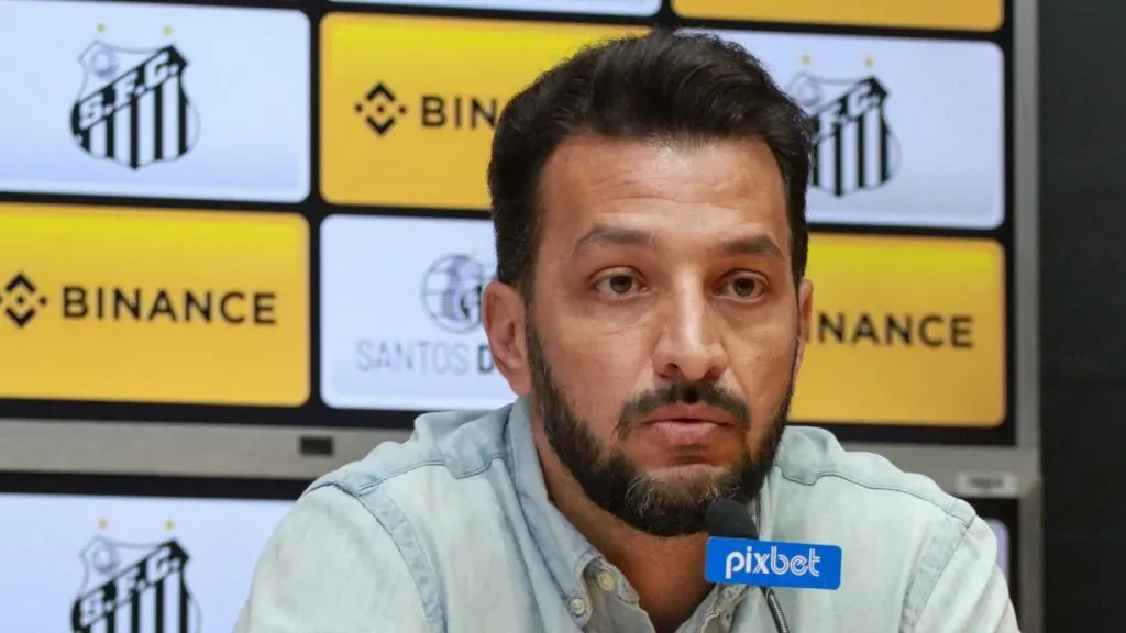 . Foto: Fernanda Luz/AGIF – Edu Dracena durante passagem no Santos como diretor de futebol.