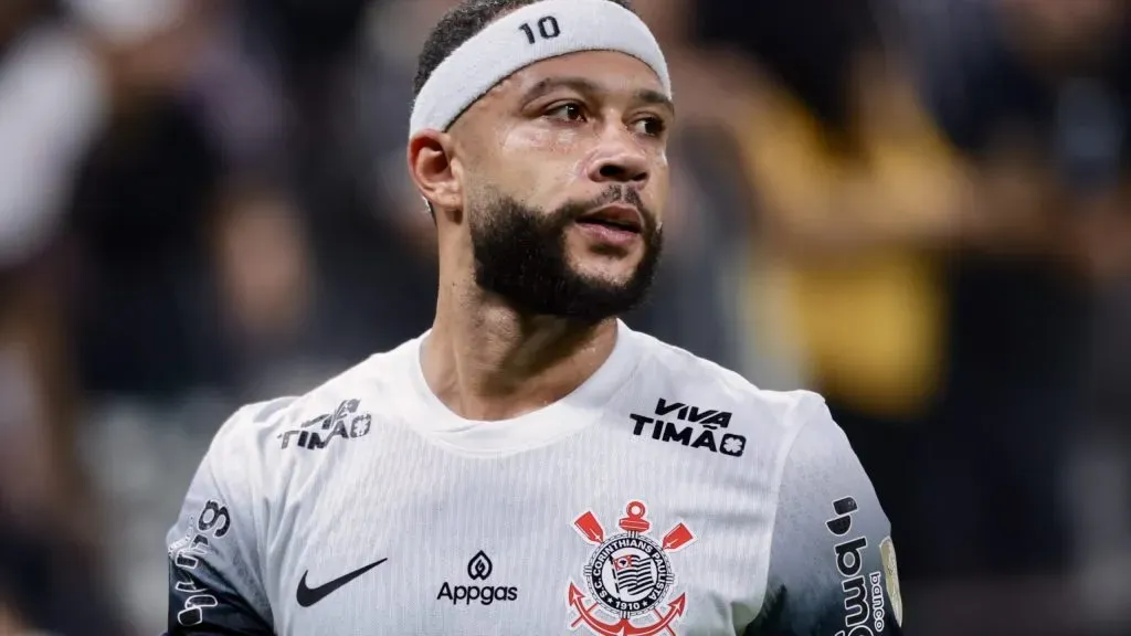 Memphis Depay durante partida. Foto: Marcello Zambrana/AGIF