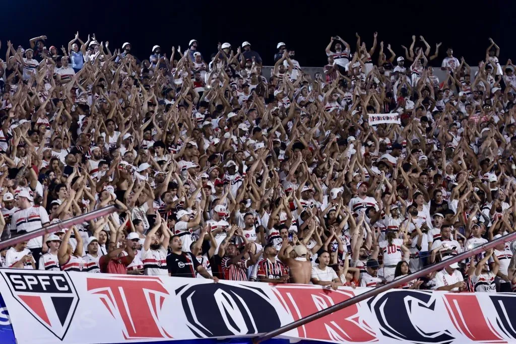Torcida do São Paulo durante partida contra Guarani no estádio Morumbi – Foto: Marcello Zambrana/AGIF