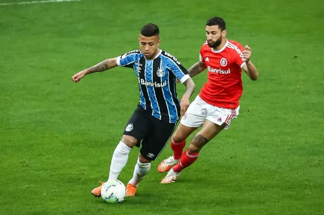 Matheus Henrique jogador do Grêmio disputa lance com Boschilia jogador do Internacional – Foto: Pedro H. Tesch/AGIF