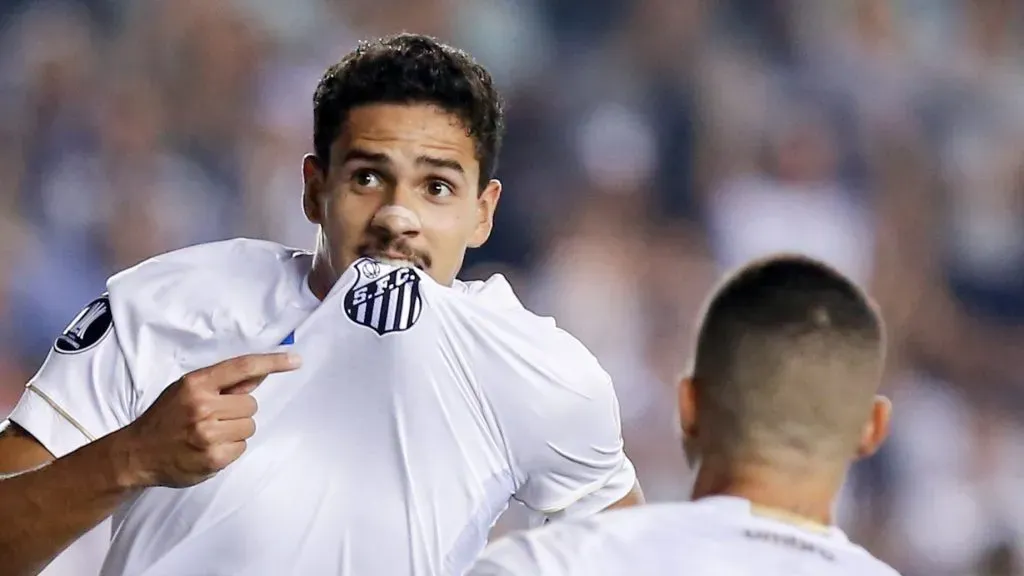 Foto: Marcello Zambrana/AGIF – Lucas Veríssimo tem aprovação da torcida para retornar ao Santos.