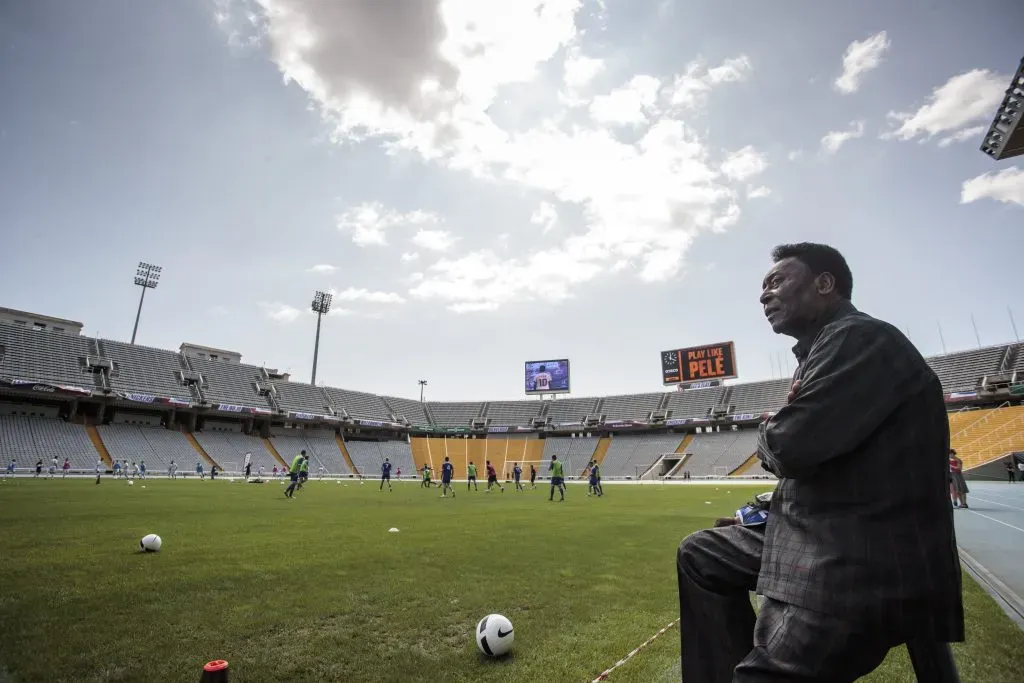 Pelé visitando o Olympic Stadium em Barcelona – Foto: Xavi Torrent/Getty Images