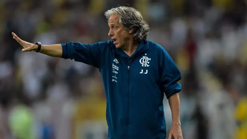 Jorge Jesus durante partida. Foto: Thiago Ribeiro/AGIF