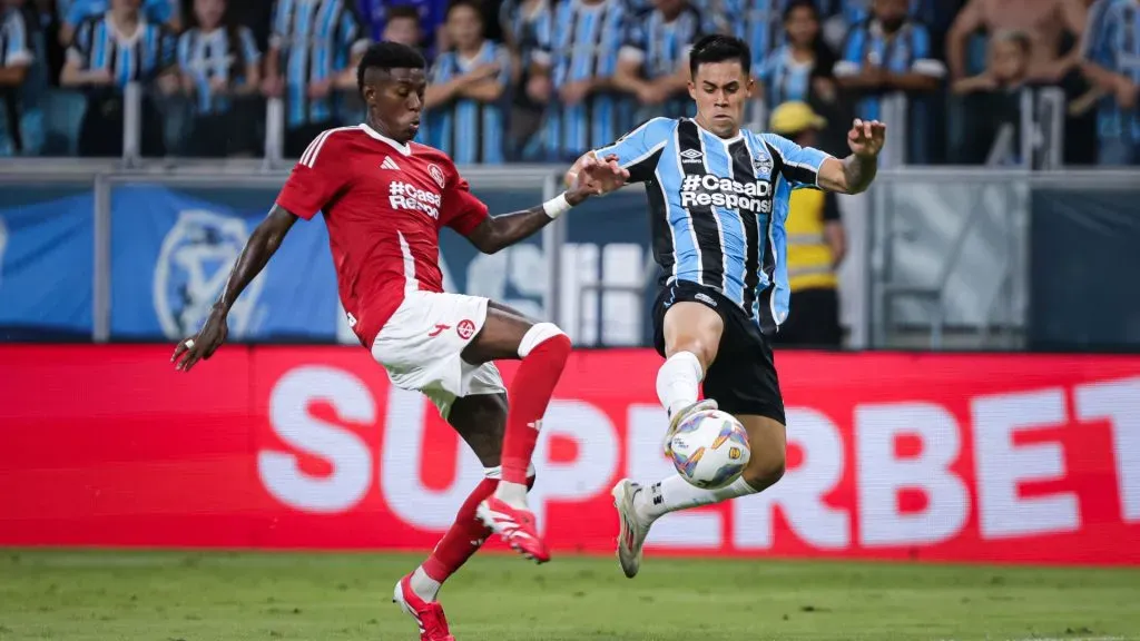 Vitão defendendo o Internacional no Gre-Nal 445 – Foto: Maxi Franzoi/AGIF