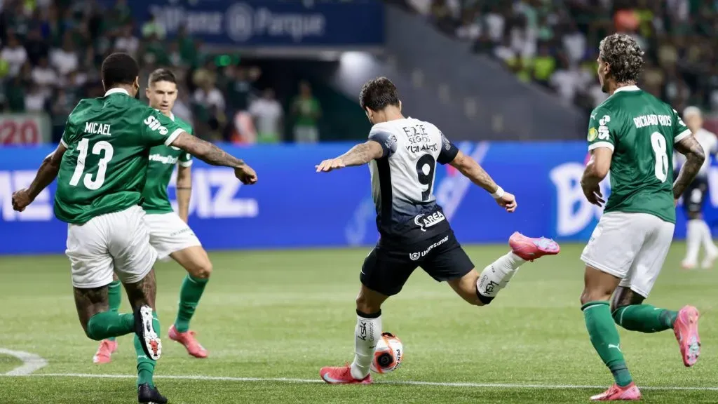 Yuri Alberto finalizando. Foto: Marcello Zambrana/AGIF