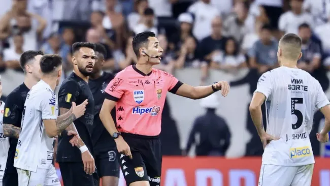 Foto: Marcello Zambrana/AGIF – Matheus Delgado Candançan apitou Corinthians x Santos e foi escalado pela FPF para a final.