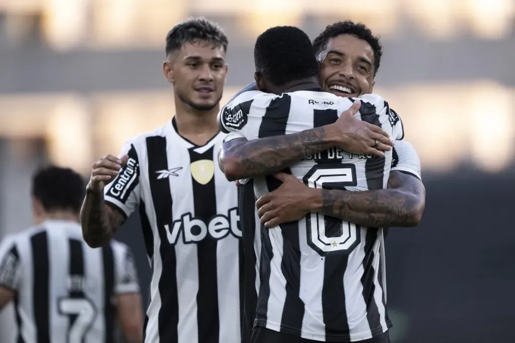 RJ – RIO DE JANEIRO – 22/03/2025 – AMISTOSO, BOTAFOGO X NOVORIZONTINO – Patrick de Paula jogador do Botafogo comemora seu gol com Gregore jogador da sua equipe durante partida contra o Novorizontino no estadio Engenhao pelo campeonato Amistoso. Foto: Jorge Rodrigues/AGIF