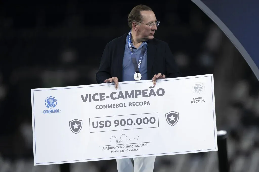 RJ – RIO DE JANEIRO – 27/02/2025 – RECOPA SUL-AMERICANA 2025, BOTAFOGO X RACING – John Textor dono da saf do Botafogo apos a partida contra o Racing no estadio Engenhao pelo campeonato Recopa Sul-americana 2025. Foto: Jorge Rodrigues/AGIF