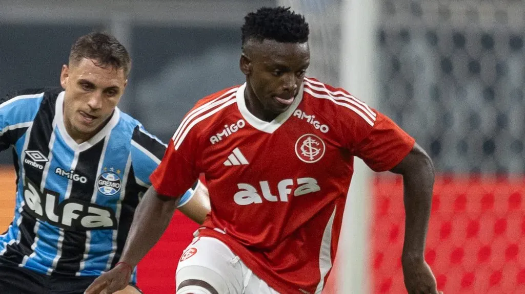 Christian jogador do Grêmio disputa lance com Carbonero jogador do Internacional durante partida no estádio Arena do Grêmio pelo campeonato Gaúcho 2025. Foto: Liamara Polli/AGIF