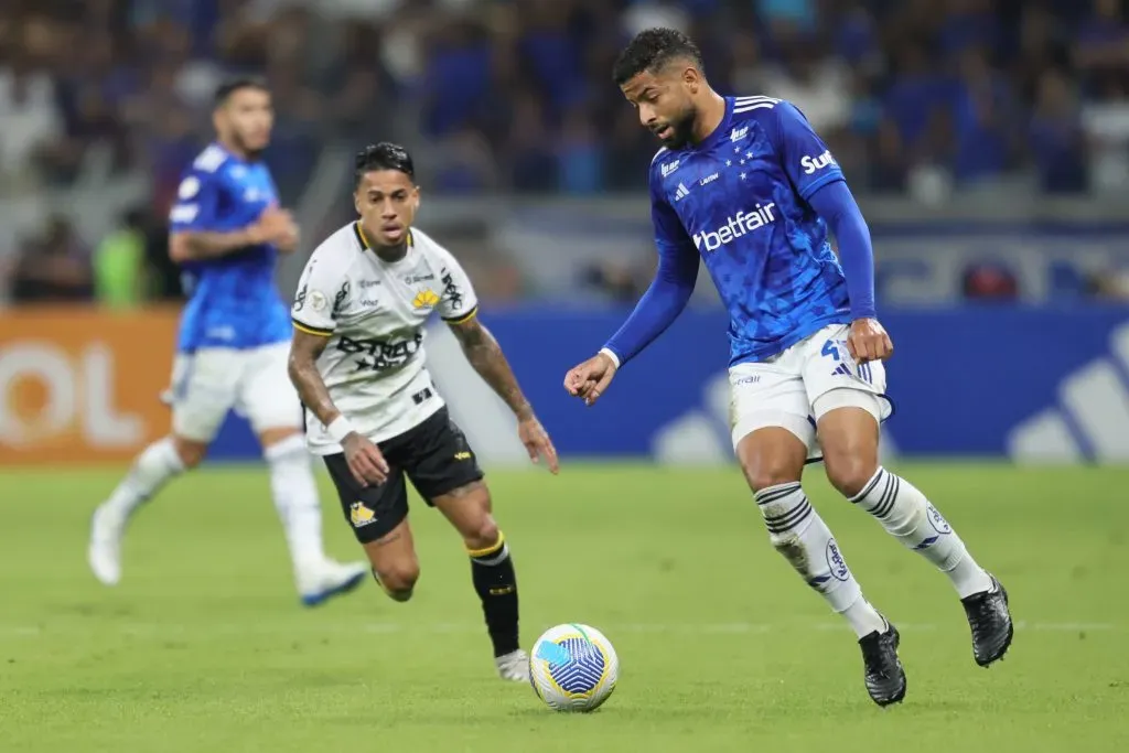 João Marcelo: Previsão de vários meses fora do time do Cruzeiro – Foto: Gilson Lobo/AGIF