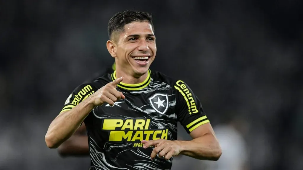 Savarino comemorando gol pelo Botafogo. Foto: Thiago Ribeiro/AGIF